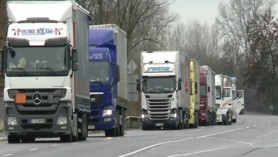 Cozi kilometrice! Transportatori moldoveni, blocaţi la graniţele dintre Belarus şi Polonia, de câteva zile